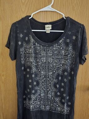 Daytrip Women’s Black Paisley Graphic Tee